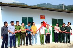 Bàn giao nhà Đại đoàn kết cho hộ nghèo xã Nà Tấu