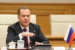 Ông Medvedev: Nga coi AUKUS, QUAD là liên minh không thân thiện