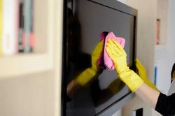 Mẹo vệ sinh màn hình tivi sạch bóng không bám bụi