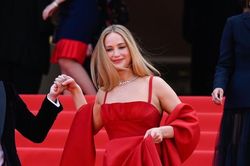 Vì sao Jennifer Lawrence bỏ giày cao gót để đi dép tông trên thảm đỏ LHP Cannes?