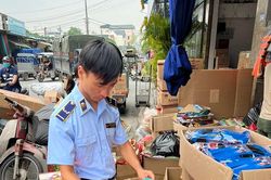 Hà Nội: Mua đồ chơi của người lạ về bán, bị lực lượng chức năng tạm giữ toàn bộ hàng hóa