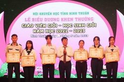 Ninh Thuận: Biểu dương, khen thưởng giáo viên dạy giỏi và học sinh giỏi năm học 2022- 2023