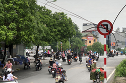 Khi người dân cố tình 'quên' những biển báo đường lên cầu Long Biên
