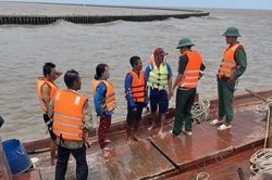Cứu sống 4 người trên xà lan gặp nạn