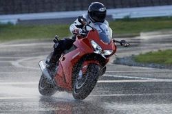 Kỹ năng lái xe máy trên đường trơn trượt