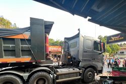 Ô tô tải va chạm xe máy 'kẹp 3', 2 người tử vong