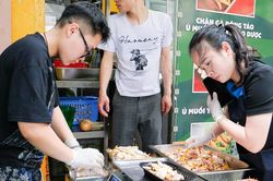Đầu bếp 9x ở Hà Nội bán 400 suất gỏi gà măng cụt, thu trăm triệu mỗi ngày