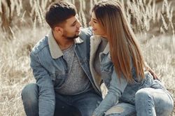 Vợ lén lút gặp chồng cũ nhưng rồi chính tôi lại đưa tiền cho anh ta