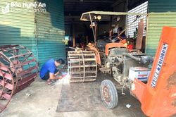 Thợ sửa chữa máy cày ở Nghệ An làm không hết việc giữa ngày mùa