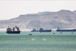 Tàu mắc cạn khiến kênh đào Suez ùn tắc