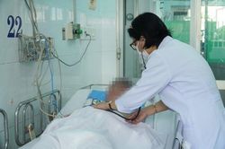 Người đàn ông nguy kịch vì ăn nhộng ve sầu mà tưởng đông trùng hạ thảo