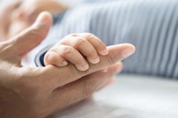 BHYT cho trẻ dưới 6 tuổi: Có 2 trường hợp được hưởng 100% chi phí, cha mẹ cần biết