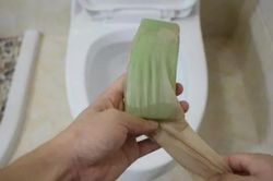 Lấy chiếc tất cũ thả vào bồn cầu: Biết lợi ích tuyệt vời của việc này, ai cũng muốn học theo