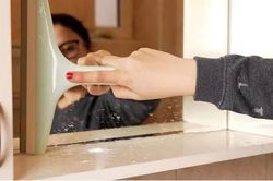 Gương, kính trong nhà tắm bám cặn bẩn: Lấy thứ nước này lau nhẹ là sáng bóng như mới