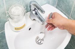 Bồn rửa mặt ố vàng sạch bong chỉ nhờ thứ bột nhà nào cũng có, vừa rẻ vừa an toàn