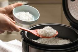 Dùng nồi cơm điện mà không biết những mẹo này thì chỉ 'báo' tiền điện