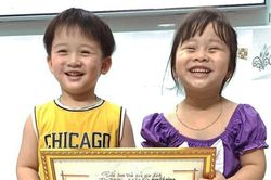 'Đốn tim' nụ cười trong veo của 2 em bé khi nhận giấy khen từ ông ngoại với các thành tích cực đặc biệt
