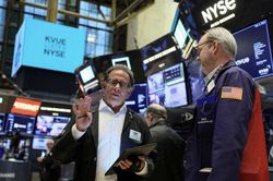 Dow Jones giảm phiên thứ tư liên tiếp vì đàm phán trần nợ kéo dài, giá dầu tăng 2%