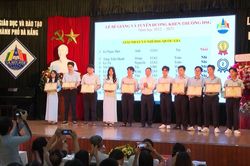 Trường THPT chuyên Lê Quý Đôn tuyên dương khen thưởng năm học 2022 - 2023