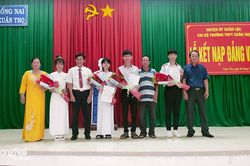 Trước khi ra trường 7 học sinh được kết nạp Đảng