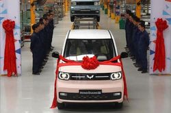 Wuling HongGuang Mini EV đầu tiên xuất xưởng tại Việt Nam
