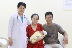 Nữ bác sĩ đỡ đẻ cho 3 thành viên một gia đình trong 33 năm