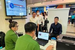 Cấp 2.000 tài khoản định danh điện tử tại sân bay Tân Sơn Nhất