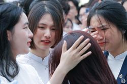 Hiệu trưởng nhắn nhủ học sinh 'không cần cố quên thất bại' trong ngày chia tay