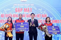 Nguyễn Thị Oanh và tuyển nữ Việt Nam nhận thêm phần thưởng sau SEA Games 32