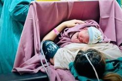 Bé gái với 'vòng cổ đặc biệt' hiếm gặp đã chào đời an toàn