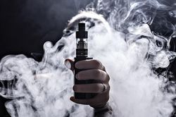 Hàng loạt bệnh do hút thuốc lá điện tử