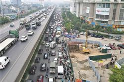 Quây rào một phần lòng đường Nguyễn Trãi thi công dự án nước thải Yên Xá