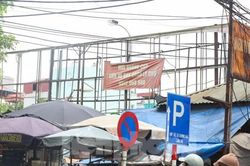Hà Nội xuất hiện nhan nhản biển quảng cáo trơ khung sắt, tiềm ẩn nhiều nguy hiểm, gây mất mỹ quan