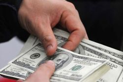 Bản tin tài chính sáng 26/5: Giá vàng và dầu đi xuống, USD tăng cao