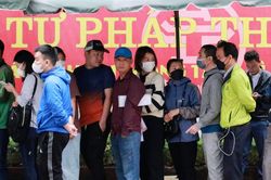 Cuộc sống đang là dòng chảy thì không thể 'be bờ, đắp đập'