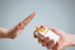 Liệt tứ chi, cuộc sống phụ thuộc vào máy thở vì thuốc lá