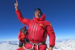 Chinh phục 3 đỉnh cao nhất của ngọn núi Everest trong một mùa leo núi