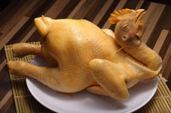 Luộc gà cứ làm đúng bước này đảm bảo da vàng giòn, thịt không bị đỏ
