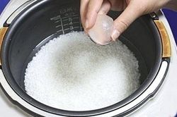 Thả 2 viên đá lạnh vào nồi cơm, kết quả sẽ khiến bạn bất ngờ