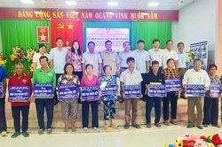 Bàn giao 14 căn nhà Đại đoàn kết cho hộ nghèo ở TX. Tịnh Biên