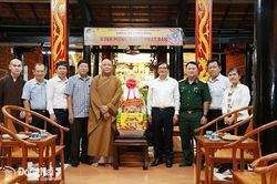 Phó chủ tịch UBND tỉnh Nguyễn Sơn Hùng thăm, chúc mừng lễ Phật đản