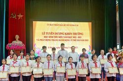 Huyện Si Ma Cai và huyện Bát Xát tuyên dương, khen thưởng học sinh tiêu biểu năm học 2022 - 2023