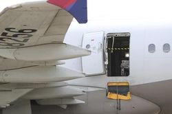 Cửa thoát hiểm máy bay bị bật mở trong lúc hạ cánh