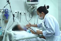 Bác sĩ Bệnh viện Chợ Rẫy nỗ lực cứu chữa 2 bệnh nhân bị ngộ độc botulinum