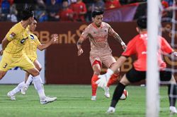 Văn Hậu tranh penalty với tiền đạo Tây rồi đá hỏng, CAHN FC may mắn không nhận kết đắng trước SLNA