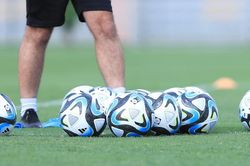 Thầy trò HLV Mai Đức Chung thích thú làm quen bóng thi đấu World Cup