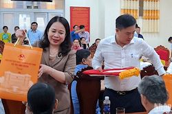 Phó Chủ tịch nước Võ Thị Ánh Xuân thăm, tặng quà tại Cà Mau