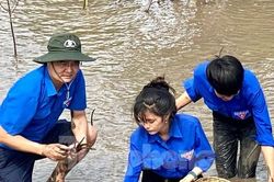 Phó Chủ tịch nước và Bí thư thứ nhất T.Ư Đoàn trồng cây cùng bạn trẻ