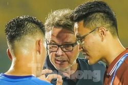 HLV Troussier xuống sân trao đổi riêng với Tiến Linh và HLV Lê Huỳnh Đức