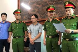 Bắt nguyên Giám đốc Trung tâm đăng kiểm xe cơ giới 90.02D